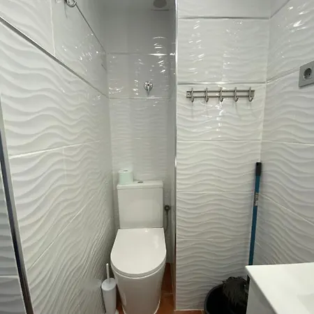 아파트 Km 0, Pisos Estudios - Planta Baja - 100m De La Playa - Flats - Ground Floor - 100m From The Beach, Cada Con Bicis & Tabla Sup, Piscina & Padel & Tenis & Mas - Each With Bikes & Sup Board, Pool & Paddle & Tennis & *