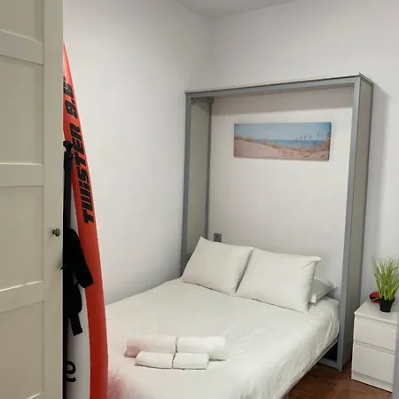 アパート Km 0, Pisos Estudios - Planta Baja - 100m De La Playa - Flats - Ground Floor - 100m From The Beach, Cada Con Bicis & Tabla Sup, Piscina & Padel & Tenis & Mas - Each With Bikes & Sup Board, Pool & Paddle & Tennis & *