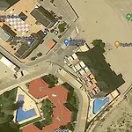 アパート Km 0, Pisos Estudios - Planta Baja - 100m De La Playa - Flats - Ground Floor - 100m From The Beach, Cada Con Bicis & Tabla Sup, Piscina & Padel & Tenis & Mas - Each With Bikes & Sup Board, Pool & Paddle & Tennis &