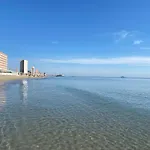 アパート Km 0, Pisos Estudios - Planta Baja - 100m De La Playa - Flats - Ground Floor - 100m From The Beach, Cada Con Bicis & Tabla Sup, Piscina & Padel & Tenis & Mas - Each With Bikes & Sup Board, Pool & Paddle & Tennis &